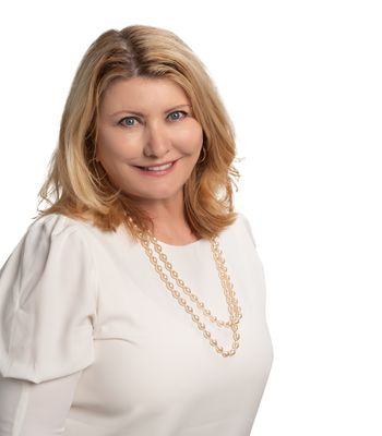 Portrait of Cyndi Kaszirer, REALTOR®.